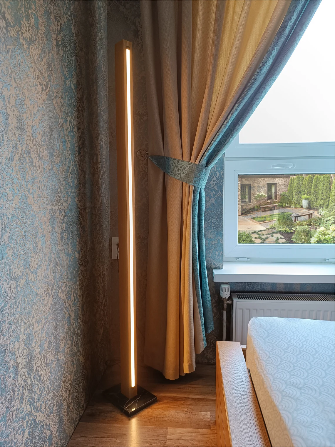 FLOOR LAMP